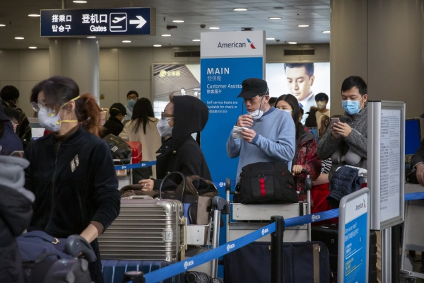 ▲중국 베이징국제공항에서 아메리칸항공 로스앤젤레스행 항공편 승객들이 줄을 서고 있다. 베이징/AP뉴시스
