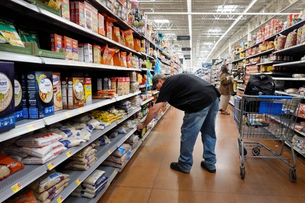 ▲9일(현지시간) 미국 일리노이주 시카고의 한 슈퍼마켓에서 소비자들이 식료품을 고르고 있다. 시카고(미국)/AFP연합뉴스
