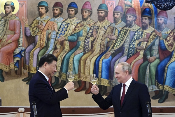▲시진핑(왼쪽) 중국 국가주석과 블라디미르 푸틴 러시아 대통령이 3월 21일 크렘린궁에서 축배를 들고 있다. 모스크바/AP뉴시스
