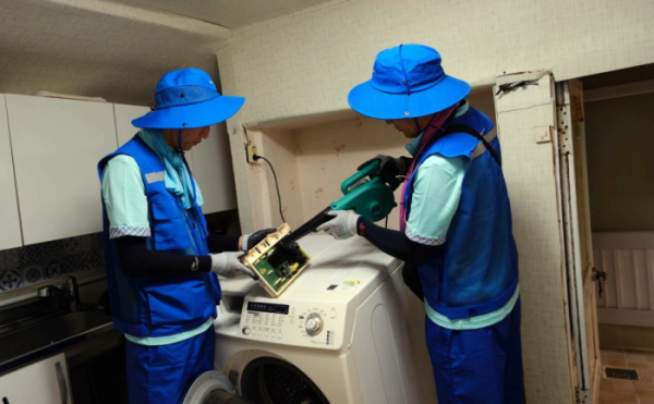 ▲삼성전자서비스 직원들이 침수된 세탁기를 점검 중이다.  (제공=삼성전자서비스)