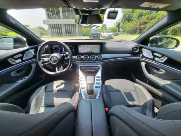 ▲'메르세데스-AMG GT 4-도어 쿠페' 1열. 2개의 12.3인치 디스플레이를 연결한 센터 디스플레이, 다양한 버튼이 배치된 센터페시아가 눈에 띈다. (이민재 기자 2mj@)