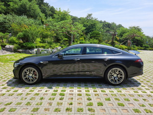 ▲'메르세데스-AMG GT 4-도어 쿠페' 측면. 전장이 5m 이상으로 길면서도 낮고 유려하게 흐르는 라인으로 완성됐다. (이민재 기자 2mj@)