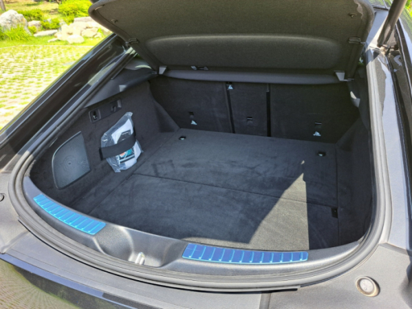 ▲'메르세데스-AMG GT 4-도어 쿠페' 트렁크 공간. 전장이 긴 만큼 밖에서 보는 것보다 충분한 적재 공간을 확보했다. (이민재 기자 2mj@)