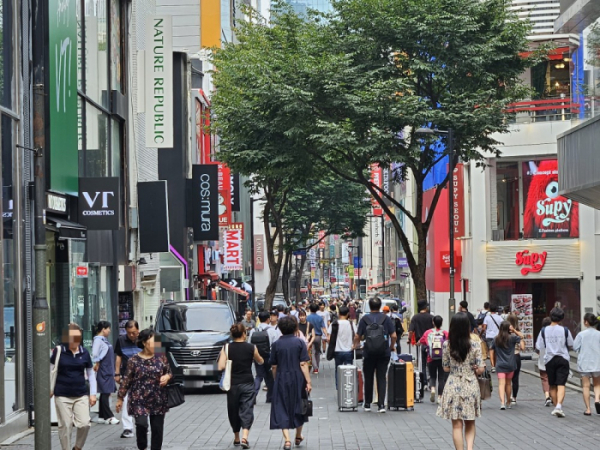 ▲14일 오후 외국인 쇼핑 1번지인 서울 중구 명동 거리에 많은 사람들이 오가고 있다. (문현호 기자 m2h@)