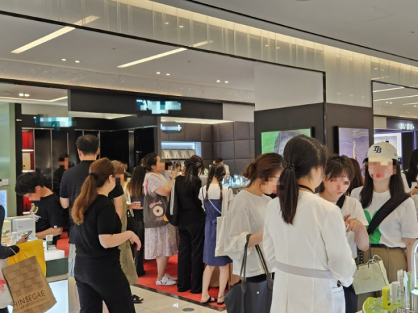 ▲14일 오후 서울 중구 명동의 한 면세점에서 중국인 고객들이 화장품을 고르고 있다. (문현호 기자 m2h@)