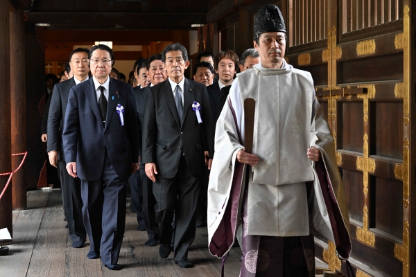▲일본 국회의원들이 일본 패전일인 15일도쿄 야스쿠니 신사를 방문하고 있다. 도쿄/AFP연합뉴스
