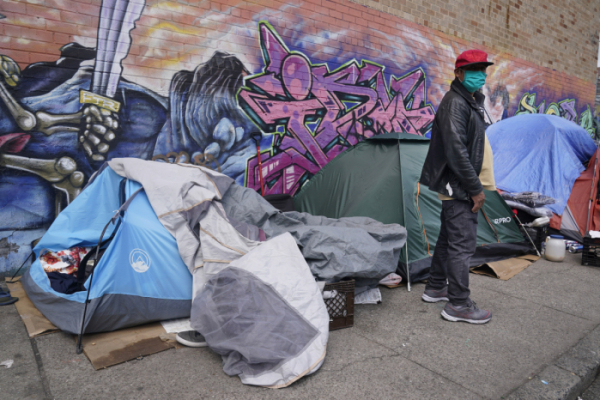 ▲멕시코 출신의 한 이민자가 뉴욕 퀸즈에 노숙자가 설치한 텐트 옆에 서 있다. 뉴욕(미국)/AP뉴시스