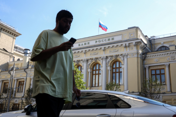 ▲모스크바 시내의 러시아 중앙은행 건물 위에 러시아 국기가 게양돼 있다. (사진= 모스크바 타스/연합뉴스)