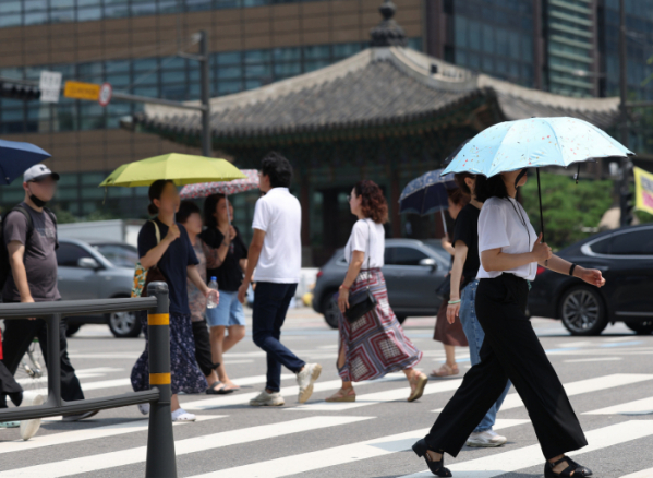▲시민들이 서울 광화문사거리에서 우산과 양산을 쓴 채 횡단보도를 건너고 있다. (연합뉴스)
