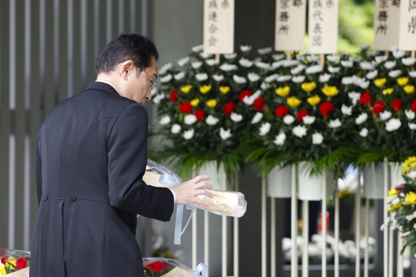 ▲기시다 후미오 일본 총리가 15일 오전 전몰자 묘원인 지도리가후치 전몰자 묘원을 찾아 헌화하고 있다. (교도/연합뉴스)
