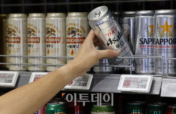▲7월 일본 맥주 수입량이 급증하며 동월 기준 사상 최대를 기록했다. 16일 관세청 무역통계에 따르면 7월 일본 맥주 수입량은 지난해 동월보다 239% 증가한 7985t을 기록했다. 이는 관련 통계가 있는 2000년 이후 동월 기준으로는 사상 최대치다. 이날 서울 시내의 한 대형마트에 일본 맥주가 진열되어 있다. 조현호 기자 hyunho@