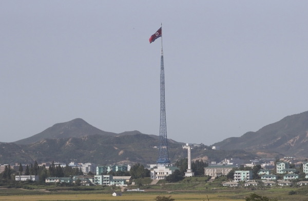 ▲북한 기정동 마을에서 북한 국기가 펄럭이고 있다. 기정동/AP연합뉴스
