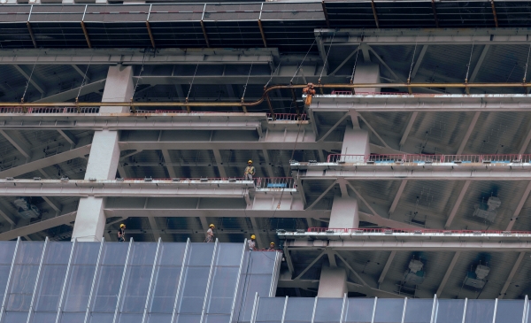 ▲중국 상하이의 한 건설현장에서 근로자들이 일을 하고 있다. 상하이(중국)/EPA연합뉴스
