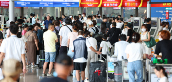 ▲15일 인천공항이 여행객들로 붐비고 있다. (연합뉴스)