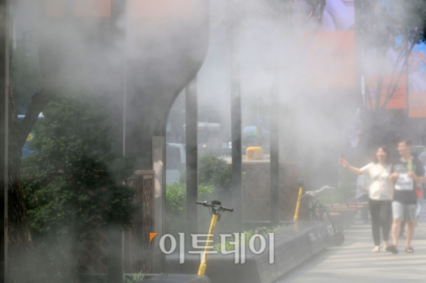 ▲폭염이 장기화 되면서 불볕더위가 기승을 부리는 가운데 서울 강남역 인근에 더위를 식혀주는 쿨링포그가 작동되고 있다. 고이란 기자 photoeran@