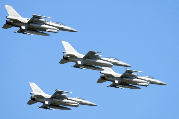 ▲15일(현지시간) 폴란드 바르샤바에서 열린 폴란드 국군의 날 행사에서 미국산 F-16 전투기가 폴란드 수도 상공을 비행하고 있다. 바르샤바(폴란드)/AP뉴시스

