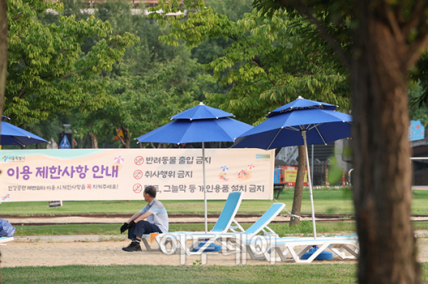 ▲서울 전역에 오존주의보가 내려진 18일 서울 양화 한강공원에 시민들이 그늘에서 휴식을 취하고 있다. 오존주의보는 오존이 시간당 평균 0.12ppm 이상일 때 발령하고 그 미만이면 해제한다.고이란 기자 photoeran@