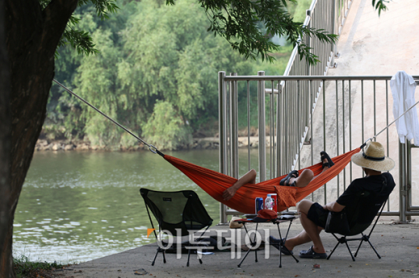 ▲서울 전역에 오존주의보가 내려진 18일 서울 양화 한강공원에 시민들이 그늘에서 휴식을 취하고 있다. 오존주의보는 오존이 시간당 평균 0.12ppm 이상일 때 발령하고 그 미만이면 해제한다.고이란 기자 photoeran@