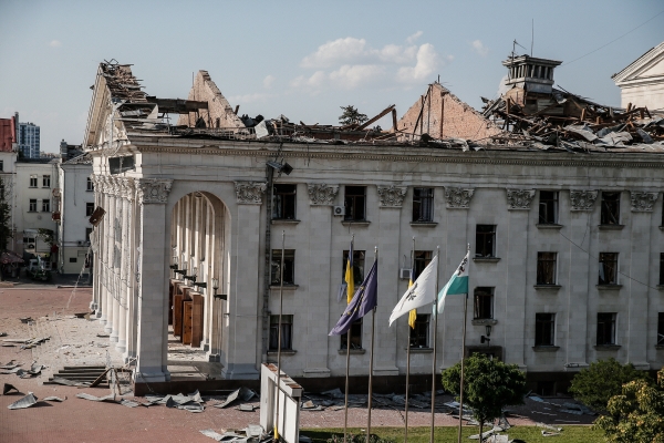 ▲우크라이나 체르니히우에서 19일(현지시간) 러시아 미사일 공습에 파괴된 극장이 보인다. 체르니히우(우크라이나)/EPA연합뉴스
