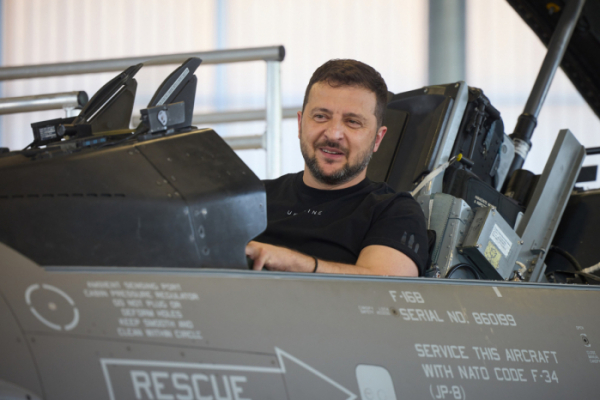 ▲볼로디미르 젤렌스키 우크라이나 대통령이 20일(현지시간) 덴마크 보옌스 스크리드스트럽 공군기지에서 F-16 전투기에 앉아있다. 보옌스/UPI연합뉴스 
