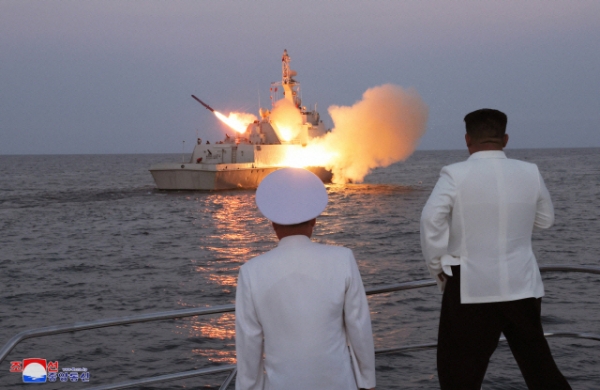 ▲김정은 북한 국무위원장이 한미연합연습 ‘을지 자유의 방패(UFS·을지프리덤실드)’를 기해 해군 함대를 시찰하고 전략무기 발사훈련을 참관했다. 연합뉴스
