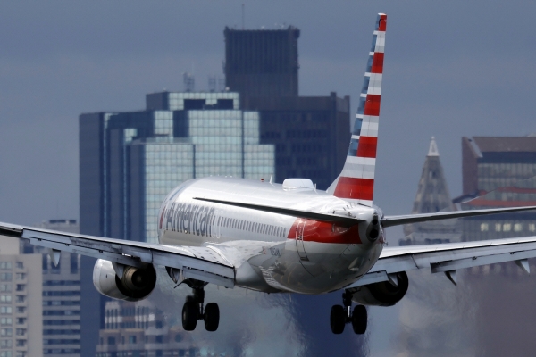 ▲아메리칸항공 여객기가 미국 보스턴 국제 공항에 착륙하고 있다. 보스턴(미국)/AP연합뉴스
