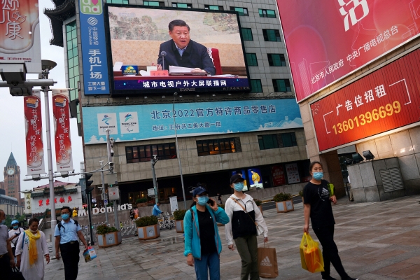 ▲중국 베이징에서 2020년 7월 31일 시민들이 쇼핑센터 앞을 지나고 있다. 베이징/로이터연합뉴스
