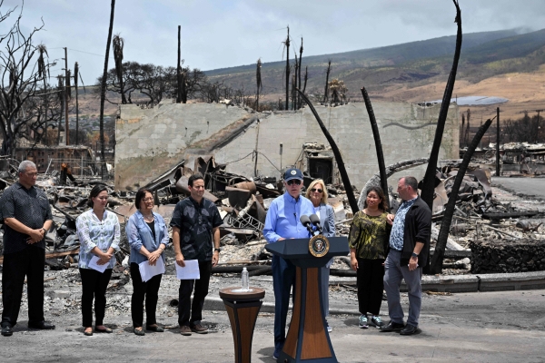 ▲조 바이든 미국 대통령이 21일(현지시간) 산불로 피해를 입은 하와이 마우이섬 라하이나에서 연설을 하고 있다. 라하이나(미국)/AFP연합뉴스
