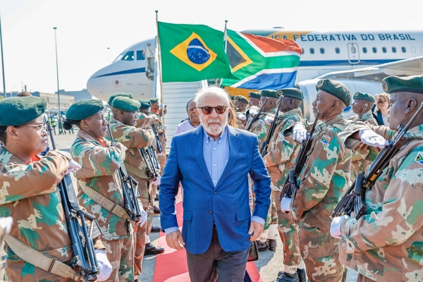 ▲루이스 이나시우 룰라 다시우바 브라질 대통령이 21일(현지시간) 브릭스 정상회의 참석을 위해 남아프리카공화국에 입국하고 있다. 에쿠르훌레니(남아공)/AFP연합뉴스
