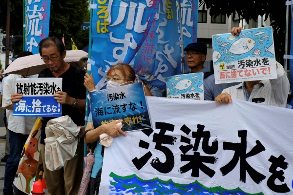 ▲일본 도쿄 총리 관저 앞에서 22일 원전 오염수 방류에 반대하는 시민들이 시위하고 있다. 
 (도쿄/AFP연합뉴스)