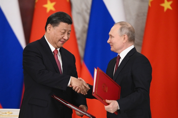 ▲시진핑(왼쪽) 중국 국가주석과 블라디미르 푸틴 러시아 대통령이 지난해 3월 모스크바 크렘린궁에서 정상회담에 나서고 있다. 모스크바/AP뉴시스
