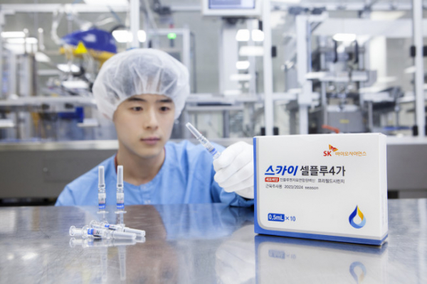 ▲SK바이오사이언스 연구원이 독감백신인 ‘스카이셀플루’를 생산하고 있다. (사진제공=SK바이오사이언스)