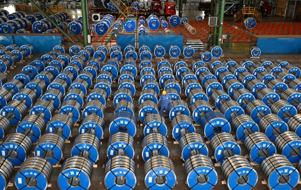▲중국 허베이성 탕산의 한 철강 공장에서 지난달 23일 노동자가 제품들을 살피고 있다. 탕산(중국)/신화뉴시스
