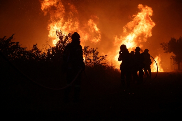 ▲그리스 에브로스에서 22일(현지시간) 소방관들이 산불을 끄기 위해 사투를 벌이고 있다. 에브로스(그리스)/로이터연합뉴스
