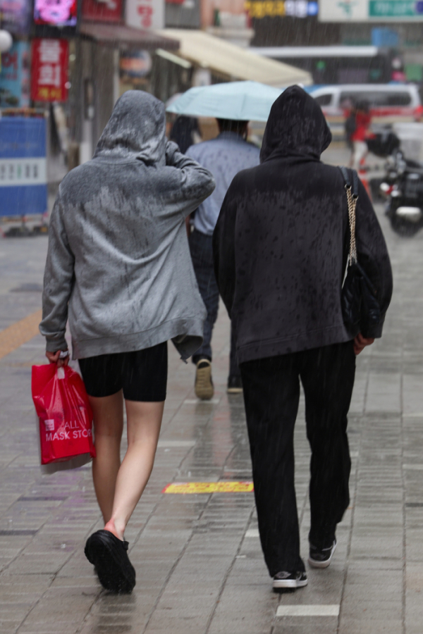▲비가 내린 22일 오후 서울 명동거리에서 관광객들이 비로 젖은 겉옷을 입고 걷고 있다. (사진=연합뉴스)