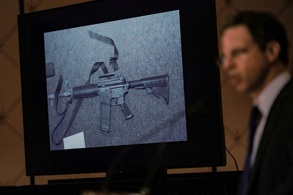 ▲지난해 2월 15일 미국 코네티컷주 트럼블에서 열린 기자회견에서 뉴타운 학교 총기 난사 사건에 사용된 무기가 화면에 나타나고 있다. 트럼블(미국)/AP연합뉴스
