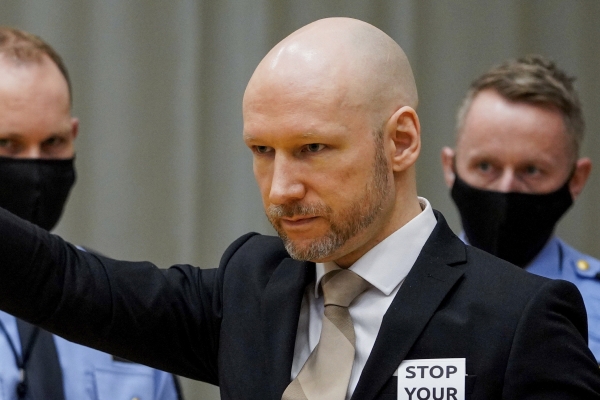 ▲노르웨이 대량 학살범 아네르스 베링 브레이비크가 지난해 1월 18일 가석방 공판 첫날 법정에서 나치식 경례를 하고 있다. 시엔(노르웨이)/AP뉴시스
