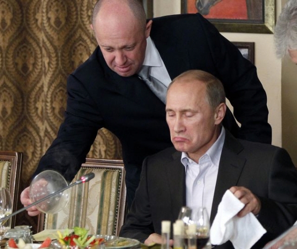 ▲예브게니 프리고진(왼쪽)이 요식업자 시절인 2011년 11월 11일(현지시간) 러시아 모스크바 외곽에 위치한 자신의 식당에서 블라디미르 푸틴 대통령에게 식사를 차려주고 있다. 출처=AP연합뉴스

