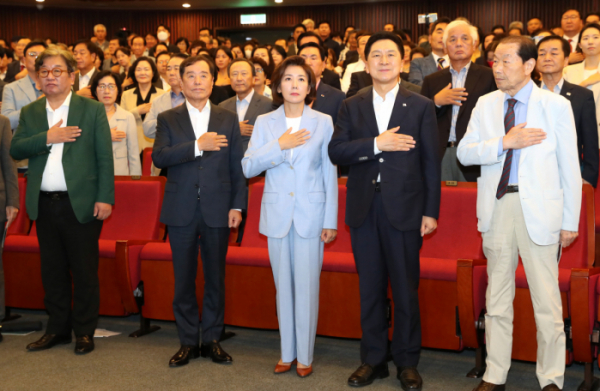 ▲[서울=뉴시스] 이영환 기자 = 김기현 국민의힘 대표와 나경원 인구와 기후 그리고 내일 이사장, 김병준 전 자유한국당 비상대책위원장 등이 24일 오후 서울 여의도 국회도서관 강당에서 열린 창립포럼에서 국민의례를 하고 있다. 2023.08.24. 20hwan@newsis.com