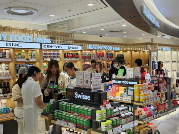 ▲24일 오후 중국인 관광객들이 면세점에서 쇼핑을 하고 있다. (문현호 기자 m2h@)