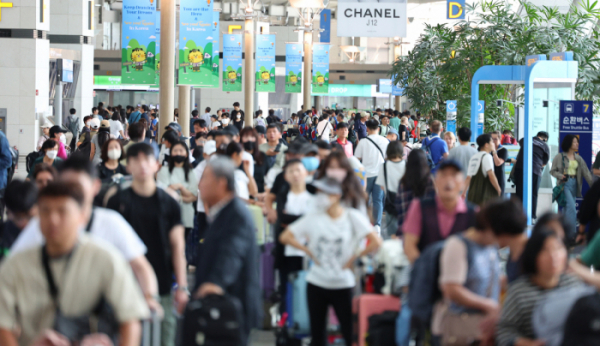 ▲인천국제공항 제1여객터미널 출국장이 이용객들로 붐비고 있다. (사진제공=연합뉴스)
