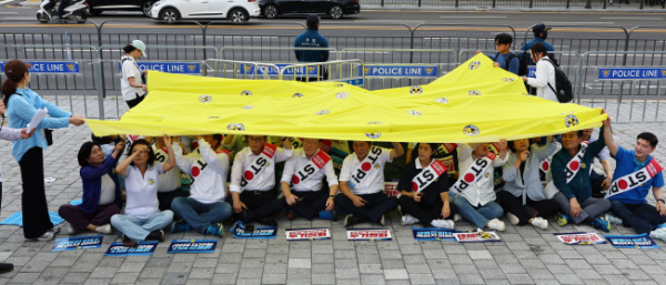 ▲더불어민주당 이재명 대표와 의원들이 25일 서울 용산구 대통령실 인근에서 후쿠시마 원전 오염수 방류 결정 반대 퍼포먼스를 하고 있다.  (연합뉴스)