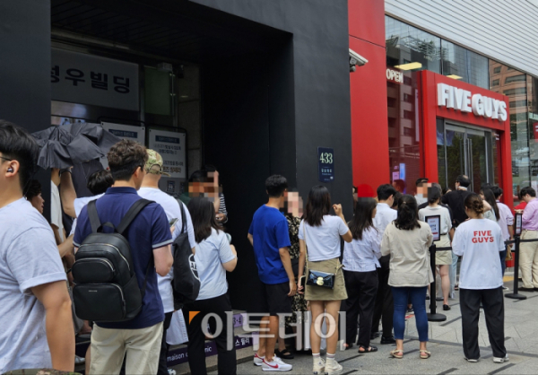▲25일 서울 강남구 파이브가이즈 1호점 앞에 사람들이 줄을 서고 있다. (문현호 기자 m2h@)