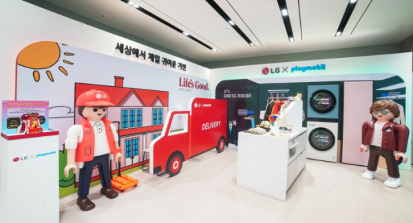 ▲LG전자가 이달 25일부터 9월 27일까지 LG전자 베스트샵 더현대 서울에서 LG전자×플레이모빌 팝업스토어를 운영한다.  (사진제공=LG전)