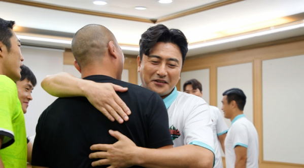 ▲박준용을 끌어안은 안정환(사진제공=JTBC)