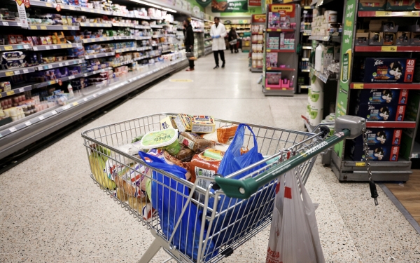 ▲영국 런던의 한 슈퍼마켓에서 쇼핑카트에 물건이 가득 차 있다. 런던/EPA연합뉴스
