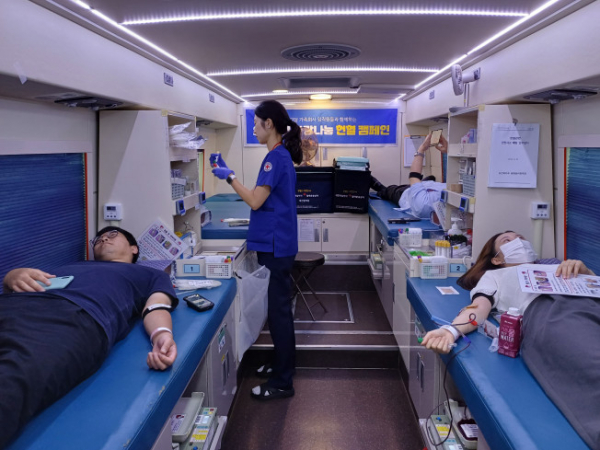 ▲종근당홀딩스 임직원들이 ‘2023년 하절기 사랑나눔 헌혈캠페인’에 동참하고 있다. (사진제공=종근당홀딩스)