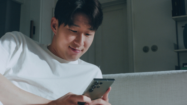 ▲손흥민 선수가 '스마트싱스 라이프' 캠페인 영상에서 삼성 스마트싱스 앱을 살펴보면서 휴식을 취하고 있다.  (제공=삼성전자)