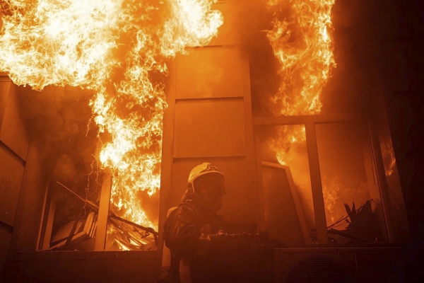 ▲우크라이나 오데사에서 7월 20일 소방관이 러시아군의 공격으로 화재가 난 한 주택에서 진화 작업을 하고 있다. 오데사(우크라이나)/AP뉴시스 
