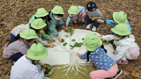 ▲관악구 유아숲 가족축제에서 아이들이 체험프로그램에 참여한 모습 (사진제공=서울시)